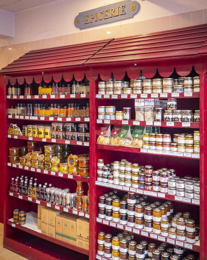 Notre épicerie fine est à la fois un lieu de partage et d’échange avec nos clients. 